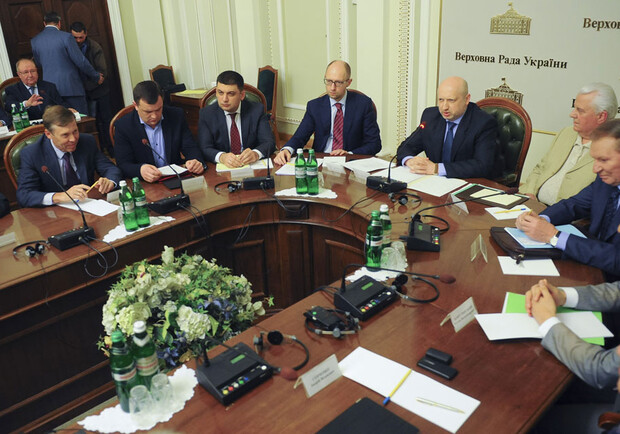 В круглом столе принимают участие Кучма и Кравчук. Фото с сайта myvin.com.ua