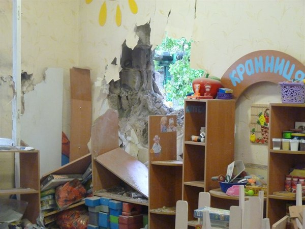 Новость - События - Фотофакт: после артобстрела Славянска в стене детсада появилась метровая дыра