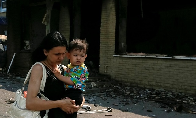 Беженцы из Донбасса продолжают прибывать в Харьковскую область. Фото Reuters