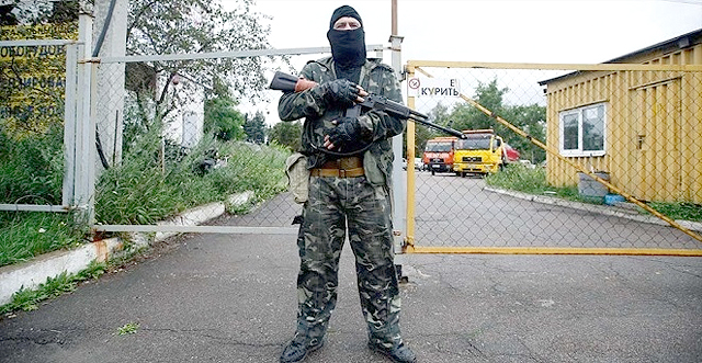 ДНРовцы вводят комендантский час в Донецке. Фото ИТАР-ТАСС.