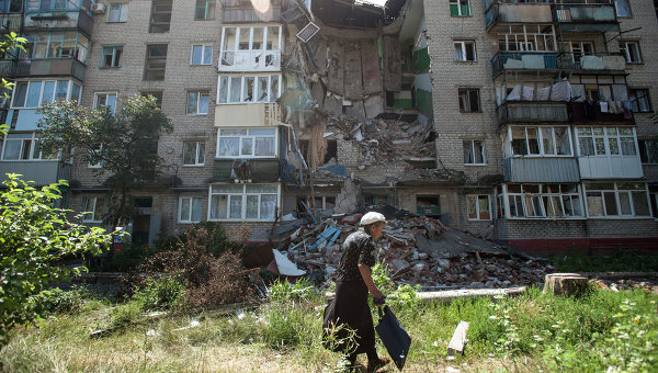 Ежедневно в Донецке страдают от обстрелов десятки частных и многоэтажных домов. Фото с сайта ria.ru