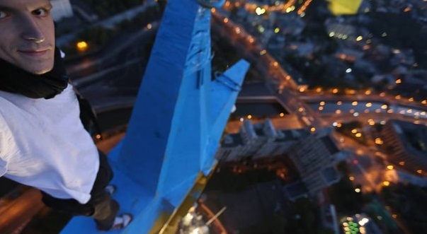 Григорий Мустанг на крыше того самого здания. Фото со страницы Мустанга во "Вконтакте".