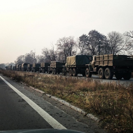 Новость - События - Снова-здорова: на въезде в Донецк замечена очередная колонна военных грузовиков [ФОТО]