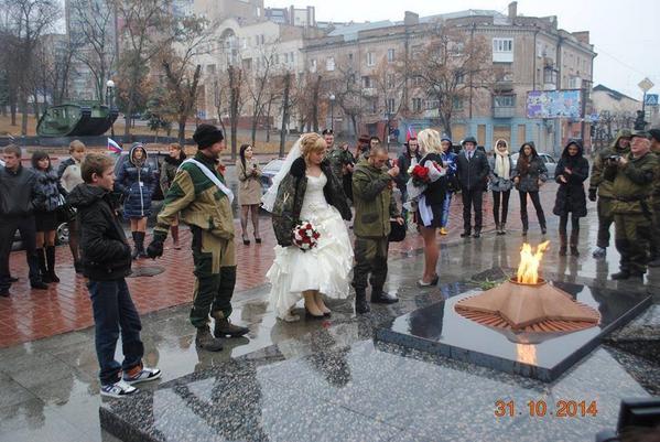 Новость - АТО в Луганске - хроника - Как в Луганске боевики отмечают свадьбы [фото]
