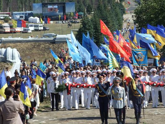 Сегодня на Саур-Могиле восстанавливали картину той войны. Фото: ura.dn.ua