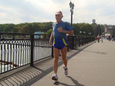 73-летний Валерий Золотой бежит легко, как молодой.