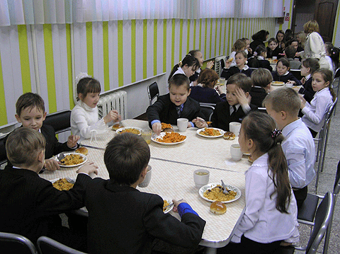 Чем сегодня кормят в школах, мы поинтересовались у самих учеников. Фото с сайта: http://www.og.ru