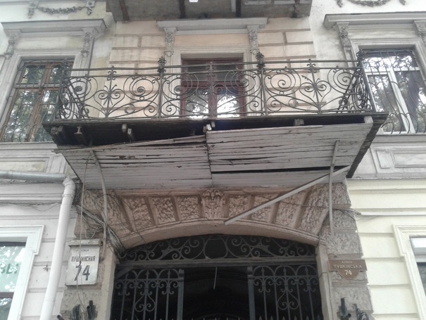 Разрушающийся балкон. Фото: пользователи "Черного списка Одесса"
