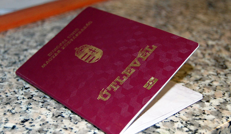 Новость - События - С клятвами и шампанским: на Закарпатье разгорелся скандал из-за венгерских паспортов