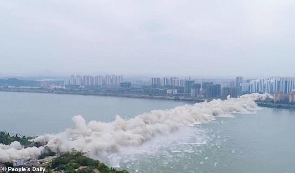 Новость - События - Зрелищно: в Китае взорвали мост длиной 1500 метров