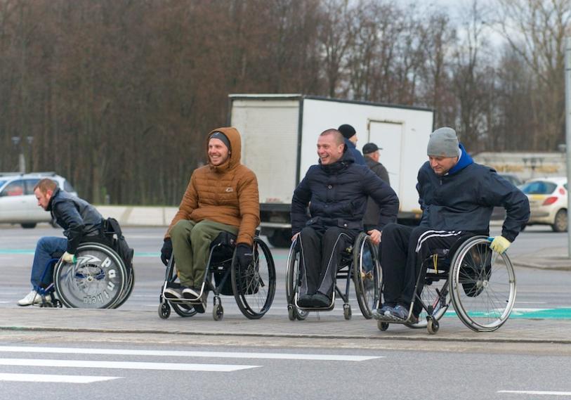 Новость - События - Полный вперед: людям на инвалидных колясках хотят разрешить двигаться по дорогам