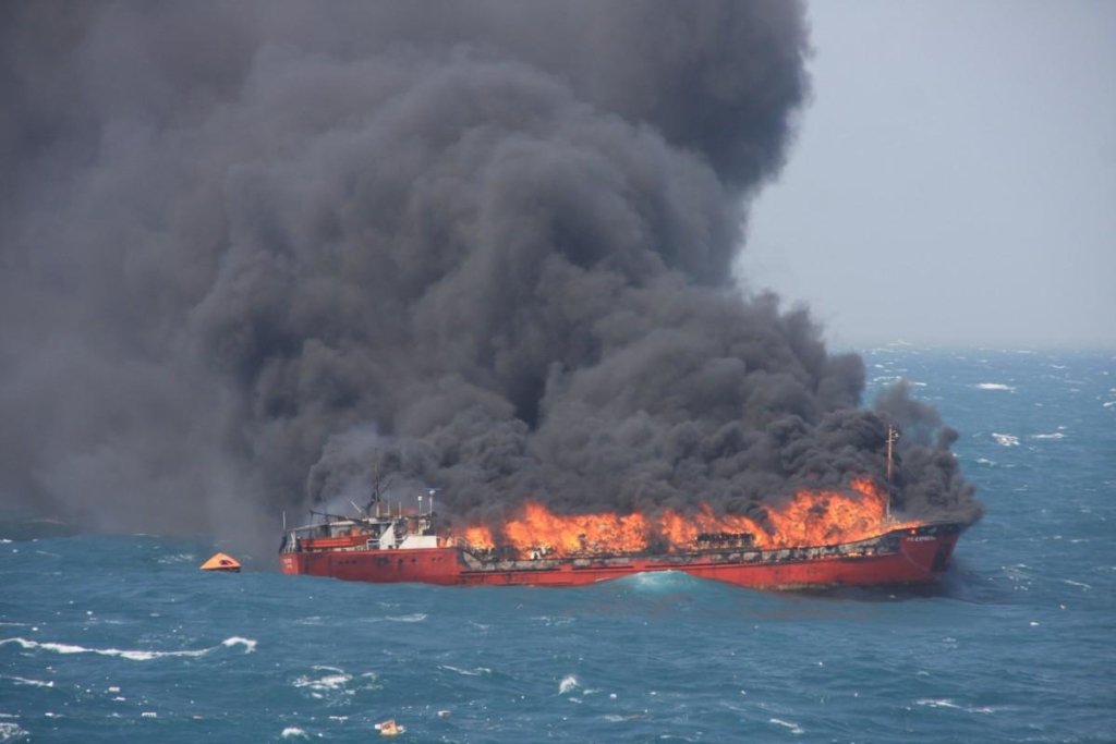Новость - События - Что произошло в Керченском проливе: в Черном море загорелись два танкера, много погибших