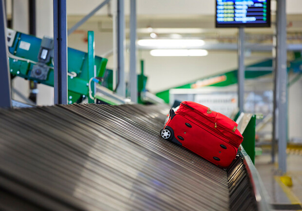 Венгерская и ирландская лоукост-компании Ryanair и Wizz Air повысили тарифы на провоз багажа в салоне самолетов. 