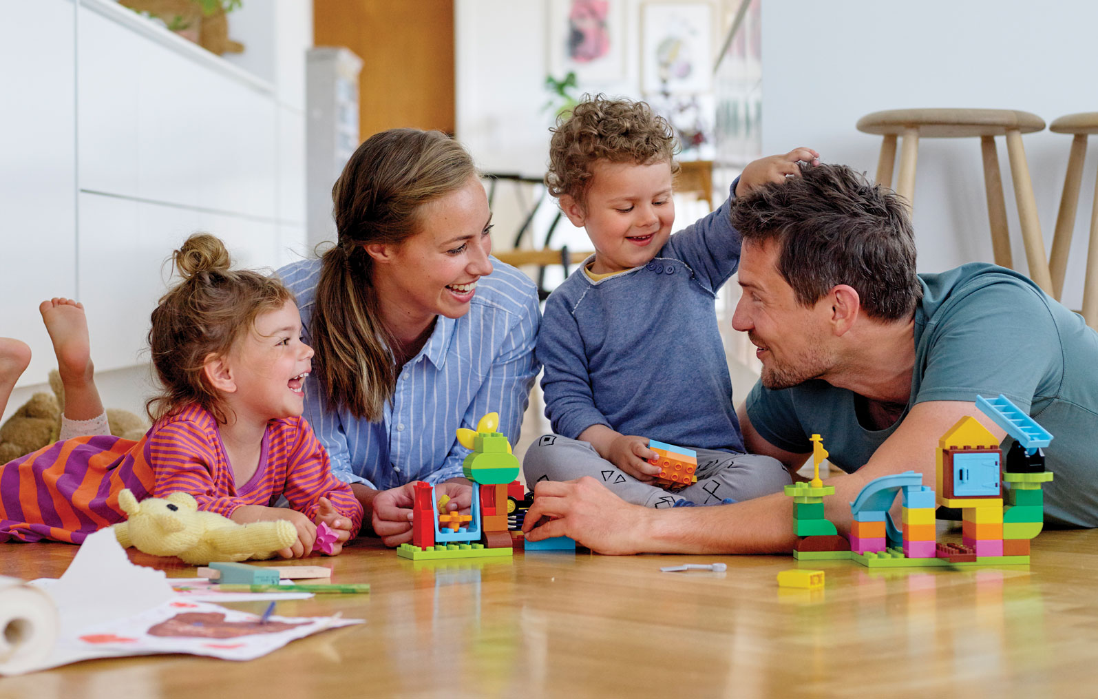 Новость - События - Почему дети, с которыми играют родители, - счастливее и успешнее. Исследование компании LEGO®