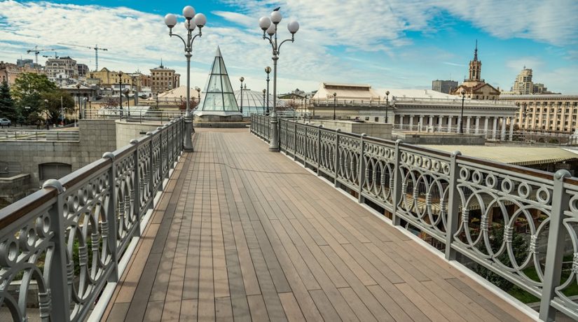 Новость - События - В Киеве завершили ремонт пешеходного моста на Аллее Героев Небесной сотни