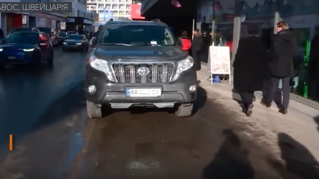 Новость - События - Герой Давоса: член украинской делегации припарковался на тротуаре