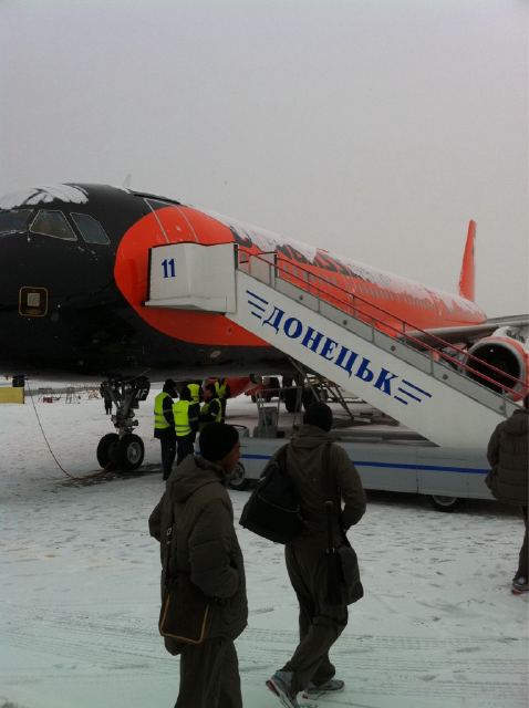"Горняки" полетели на оранжево-черном самолете. Фото: http://twitter.com/AlexeyGai#