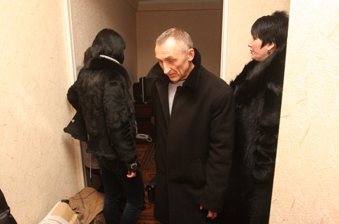 На Стасюка  набросились обманутые родители. Фото А.Дудуш. www.segodnya.ua