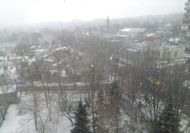 Снег с небольшими перерывами будет идти сегодня весь день. Фото: Юлия Ткаченко