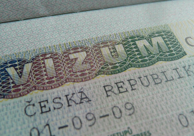 Многие  стараются открыть визы в Польшу или Чехию, отмечаются на границе, находятся на их территории сутки и затем едут в Западную. Фото: Влад Беспалов