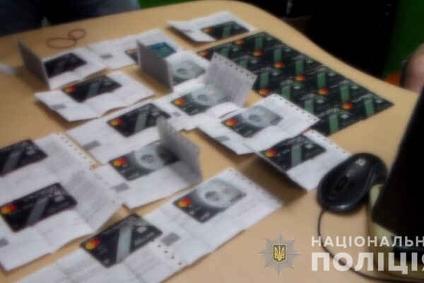 Воровали данные платежных карт: в Одессе задержали кибермошенников фото 2