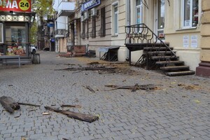 Очередное разрушение: в центре Одессы обвалился карниз старинного здания фото