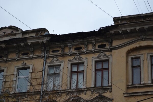 Очередное разрушение: в центре Одессы обвалился карниз старинного здания фото 1