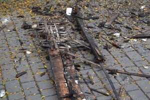 Очередное разрушение: в центре Одессы обвалился карниз старинного здания фото 2