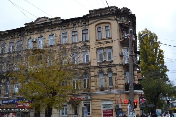 Очередное разрушение: в центре Одессы обвалился карниз старинного здания фото 4